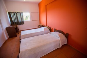 Chambre avec lits jumeaux, salle de bains commune