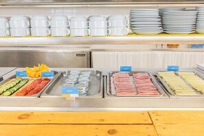 Free daily continental breakfast  - HI Almograve - Pousada de Juventude - Hostel (Odemira)