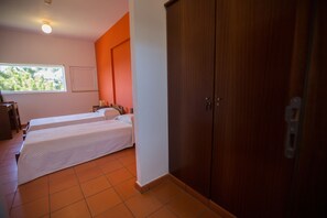 Chambre avec lits jumeaux, salle de bains commune