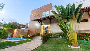 A modern building with a flat roof and a sign reading "Agua Flats". - Aguia Flats (Natal)