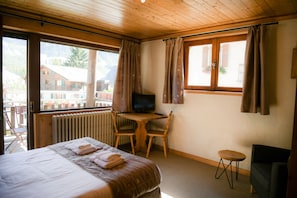 Family Room | In-room safe, desk, blackout drapes, soundproofing