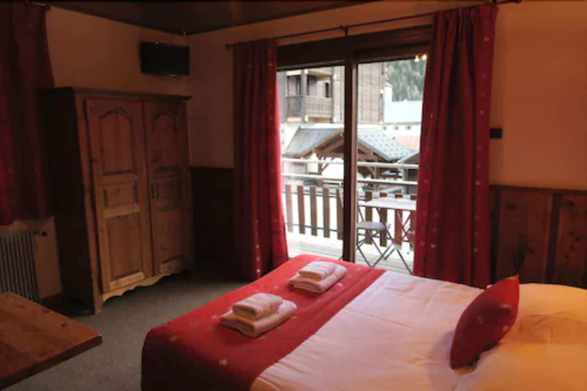 In-room safe, desk, blackout curtains, soundproofing
