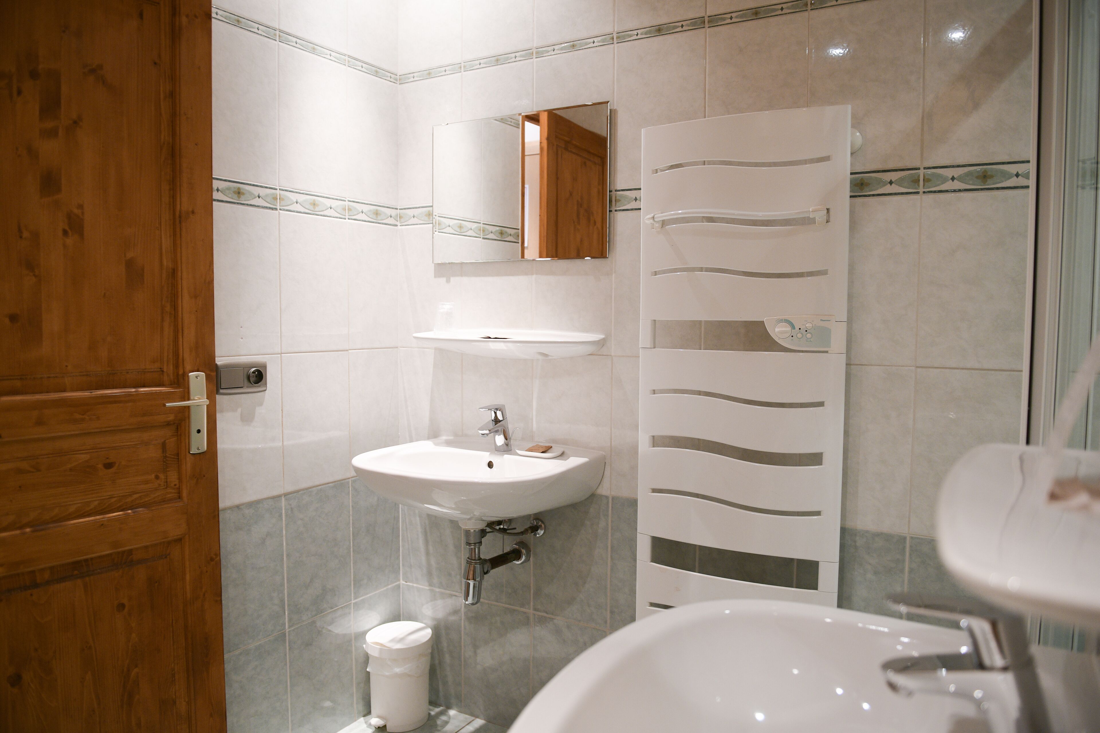 standard double room | bathroom | free toiletries, hair dryer, towels