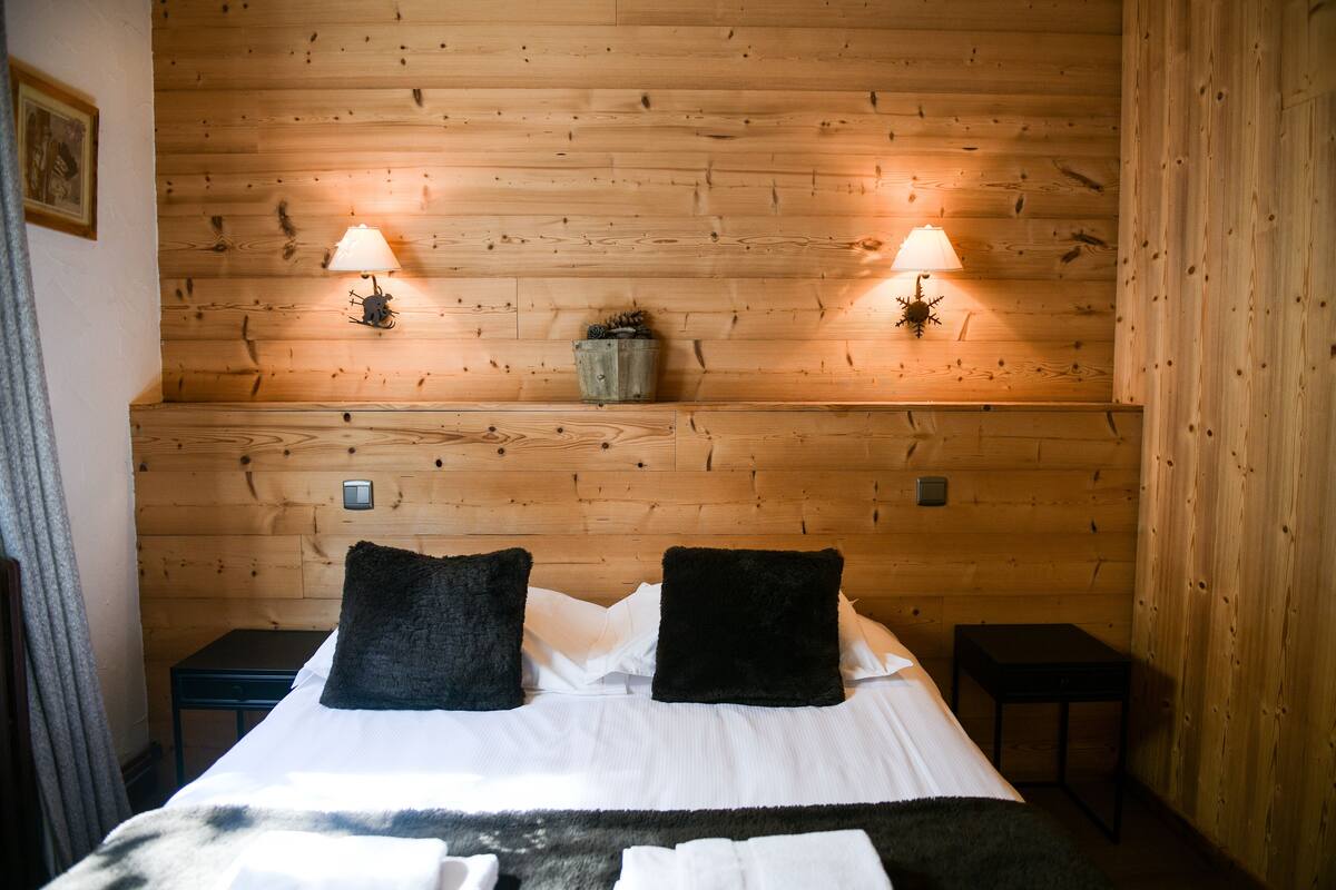 standard double room | in-room safe, desk, blackout curtains, soundproofing