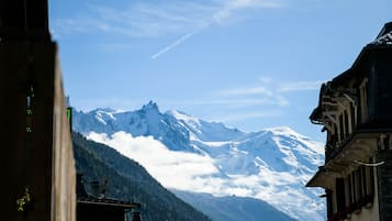 Eine Berglandschaft mit schneebedeckten Gipfeln und blauem Himmel.