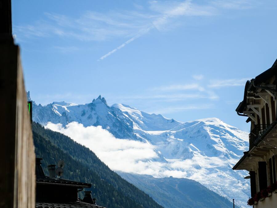 Eine Berglandschaft mit schneebedeckten Gipfeln und blauem Himmel.