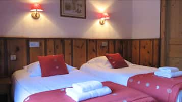 Una cassaforte in camera, una scrivania, tende oscuranti