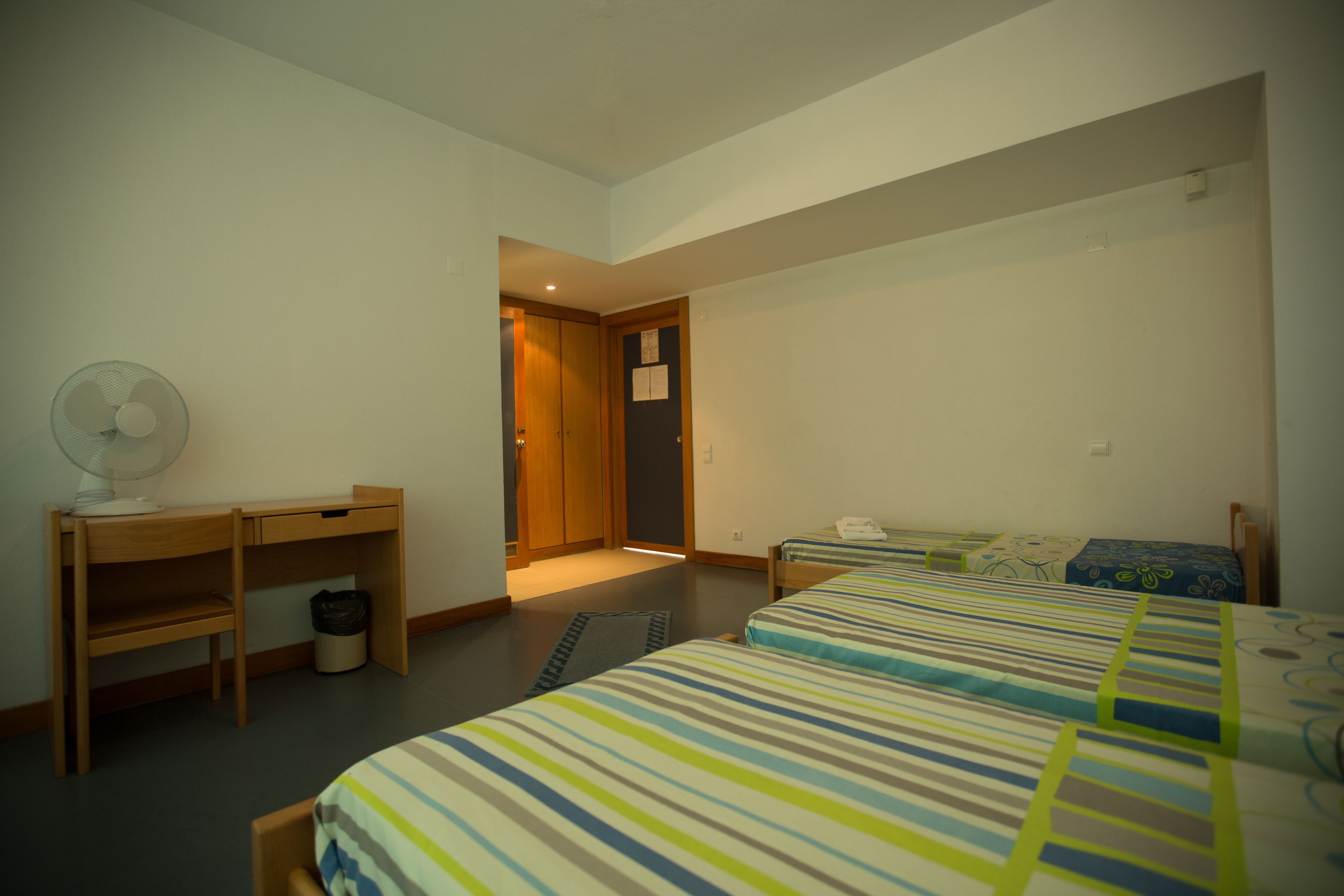 双床房, 私人浴室 | 笔记本电脑工作区、熨斗/熨板、免费 WiFi、床单