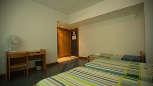 A bedroom with two beds, a desk, and a chair. - HI Abrantes - Pousada de Juventude - Hostel (Abrantes)