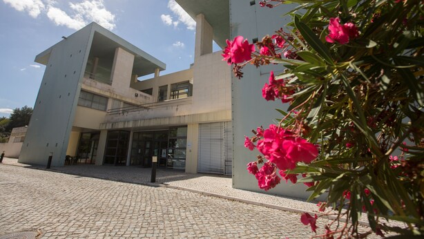 A modern building with a courtyard, a covered entrance, and a staircase leading to an upper level. - HI Abrantes - Pousada de Juventude - Hostel (Abrantes)