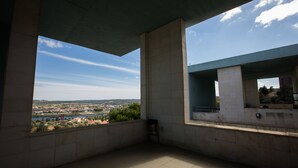 A spacious balcony with a clear view of a cityscape and a body of water. - HI Abrantes - Pousada de Juventude - Hostel (Abrantes)