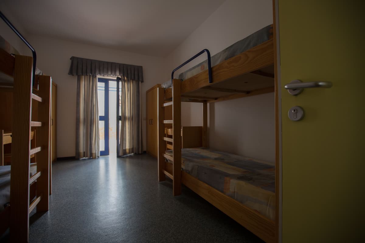 Cortinas blackout, wifi gratis y ropa de cama
