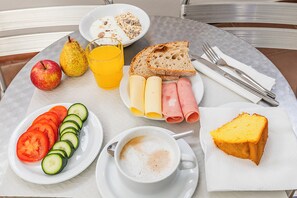 Tägliches inbegriffenes kontinentales Frühstück