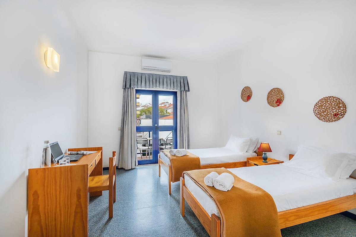 Habitación cuádruple básica | Cortinas blackout, wifi gratis y ropa de cama