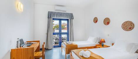 Cortinas blackout, wifi gratis y ropa de cama