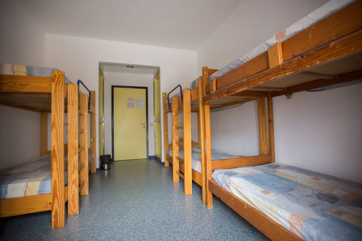 Cortinas blackout, wifi gratis y ropa de cama
