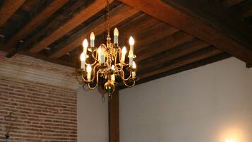 Een strijkplank/strijkijzer, extra bedden (toeslag), beddengoed