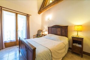 Habitación cuádruple familiar, vistas al jardín | Tabla de planchar con plancha, camas supletorias, ropa de cama