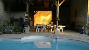 Una piscina al aire libre de temporada