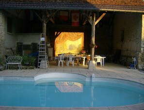 Una piscina al aire libre de temporada