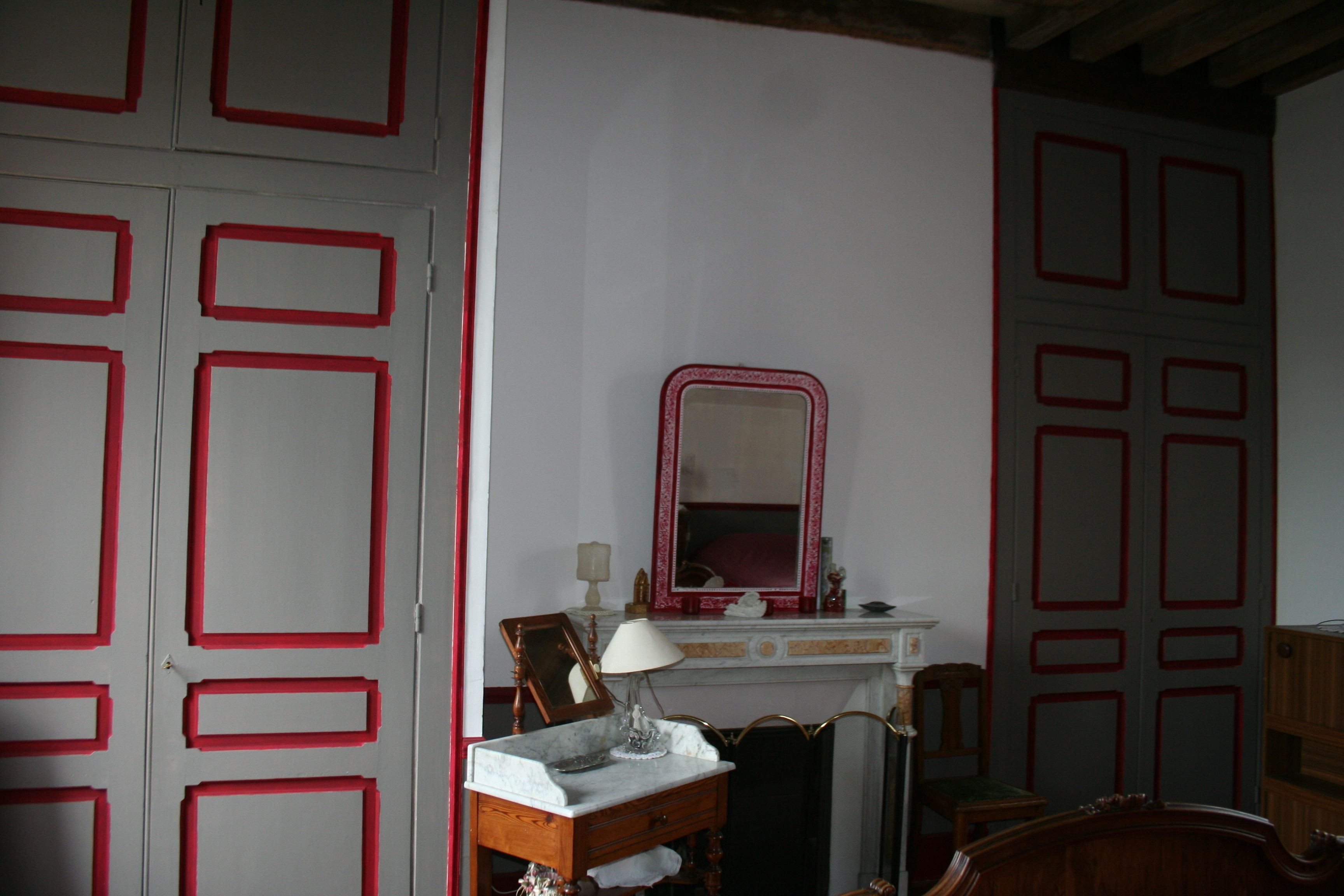Una habitación con tocador, espejo y cómoda.