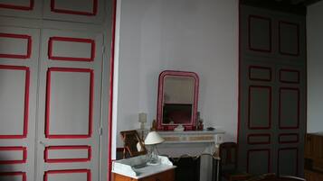 Una habitación con tocador, espejo y cómoda.