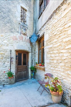 Courtyard view - Chambre d’hôtes le Prieuré de Fouchères (Fouchères)