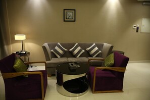 42-inch flat-screen TV with satellite channels, TV - Quetzal (Riyadh)