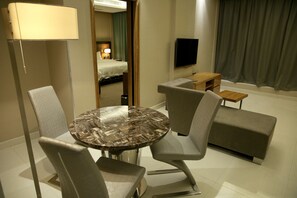 تناول الطعام داخل الغرفة