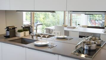 Apartemen, balkon | Dapur pribadi | Lemari es besar, microwave, oven, dan kompor