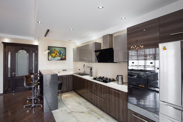 Fridge, oven, stovetop, dishwasher