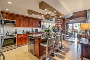 Jääkaappi, mikroaaltouuni, uuni, liesi