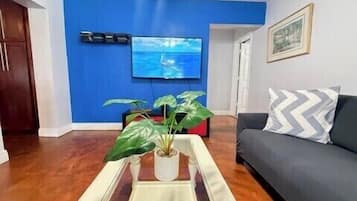 Smart-TV, Tischfußball, Arbeitsbereiche