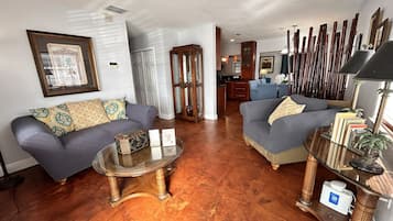 Smart TV, futbolito y oficina