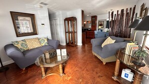 Smart TV, foosball, offices - HOME AWAY FROM HOME Near Airport/Malls/Highways (Miami)