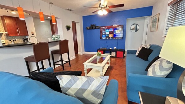 Una Smart TV, un futbolín, una oficina