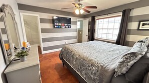 5 dormitorios, escritorio, tabla de planchar con plancha y cuna de viaje