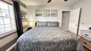 5 quartos, escrivaninha, ferros/tábuas de passar roupa, berço de viagem