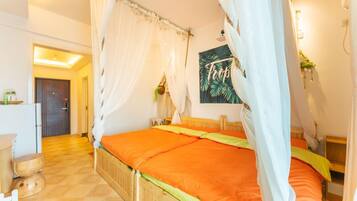 Decoración personalizada, muebles diferentes, escritorio y ropa de cama