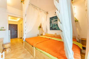 Individueel gedecoreerd, individueel gemeubileerd, een bureau