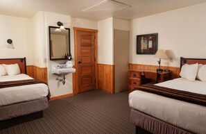 Cabaña básica, varias camas | Decoración individual, mobiliario individual, escritorio y ropa de cama
