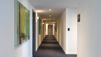 GE 606 | Hypo-allergenic bedding, iron/ironing board, cribs/infant beds