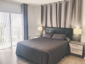 Apartamento luxo, 1 cama Queen, cozinha, vista para a cidade | Roupas de cama antialérgicas, ferros/tábuas de passar roupa