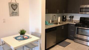 Full-size fridge, microwave, oven, stovetop