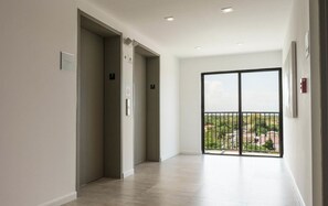 GE 606 | Hypo-allergenic bedding, iron/ironing board, cots/infant beds