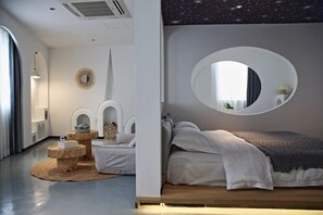 A modern bedroom with a starry ceiling, a round mirror, and a neatly made bed. - Xiamen·Lange Courtyard Garden Villa Guesthouse (Zhongshan Road Pedestrian Street Branch) (XIAMEN)