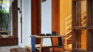 A traditional Japanese room with tatami mats, a low wooden table with a tea set, and sliding doors. - Xiamen·Lange Courtyard Garden Villa Guesthouse (Zhongshan Road Pedestrian Street Branch) (XIAMEN)