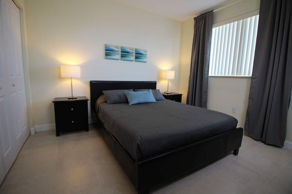 Ropa de cama hipoalergénica, tabla de planchar con plancha y cunas