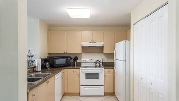SH 201 | Private kitchen | Full-size fridge, microwave, oven, stovetop