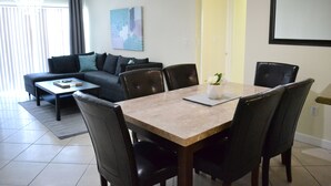 In-room dining - Coral Way by GWC (Miami)